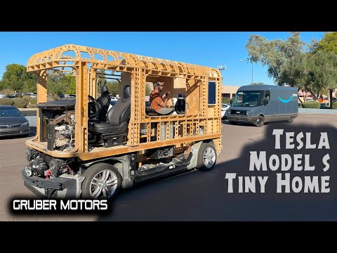 Video till En Tesla Model S du kan gå på toa i