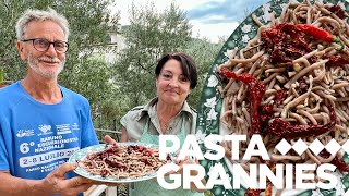 How to make an easy garlic, chilli & pepper pasta - with a twist! | Pasta Grannies