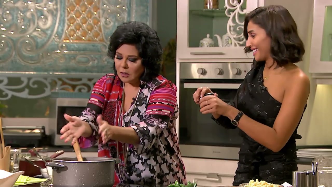 هتموت من الضحك.. إسعاد يونس بتعلم دينا الشربيني إزاي تعمل كشري