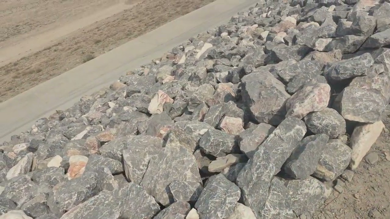 Зафаробод туманида Форишликлар учун курилаётган Сув омборидан лавхалар..