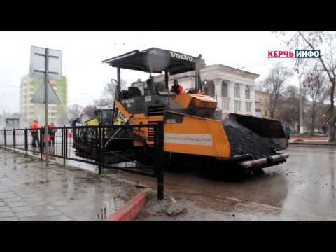 Ремонт дорог по-керченски: укладка асфальта во время дождя