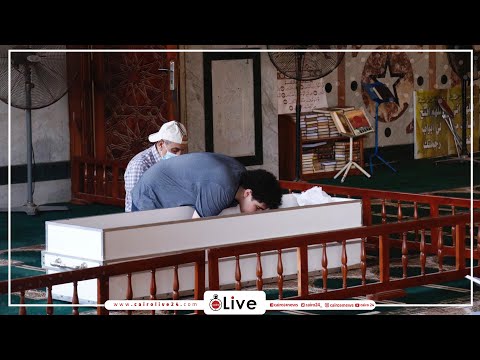 نظرة أخيرة وقبلة على جبينه انهيار نجل الفنان عزت بدران أثناء تشييع جثمان والده من مسجد الحصري 