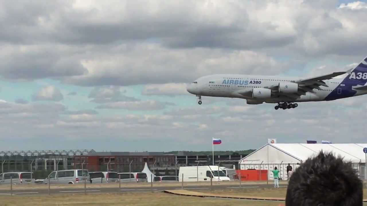 Crazy Aerobatics of the new Airbus A380 Farnborough Airshow Sony HX5 ...