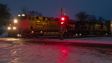 BNSF 7252 EB Z Train & BNSF 7846 WB Autorack Trains at MP 130.16 in Chillicothe Illinois 12/6/25
