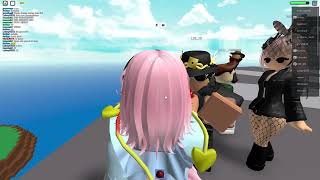 I fed someone an apple on Roblox and got hugged in return