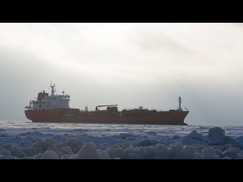 Российский танкер застрял во льдах Охотского моря