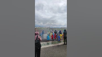 Damkar bikin hujan buatan untuk anak2 main air