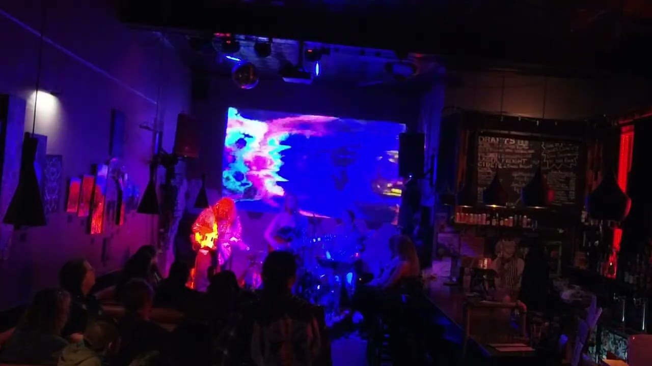 Lizz Shine and the HRT Live at No Fun Bar PDX 3.20.2026 auf YouTube ansehen Lizz Shine and the HRT Live at No Fun Bar PDX 3.20.2026 auf YouTube ansehen