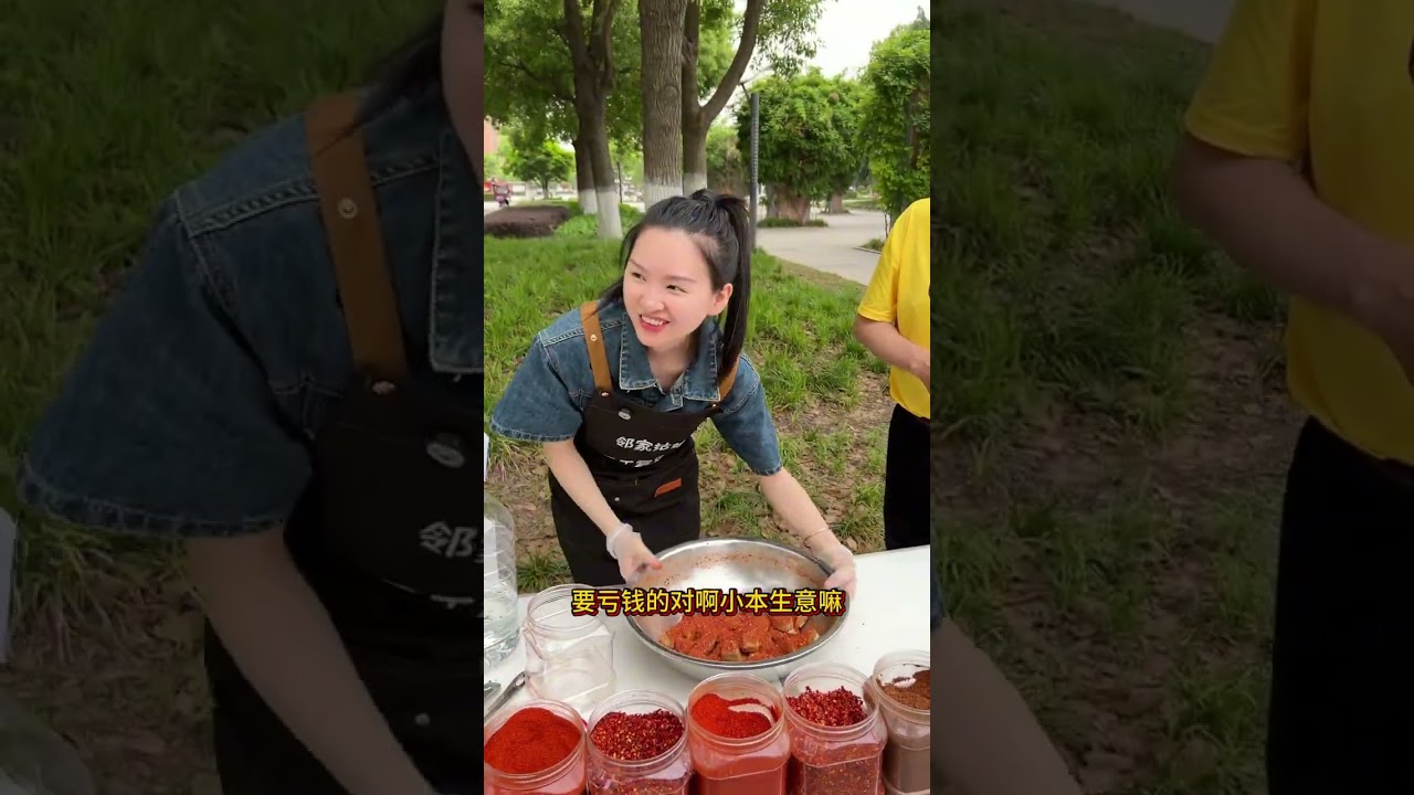 爷爷非得揪一下，像棉花糖一样的豆腐乳给爷爷现伴一罐，好吃又开胃的下饭菜#霉豆腐 #豆腐乳 #家乡美食 #摆地摊