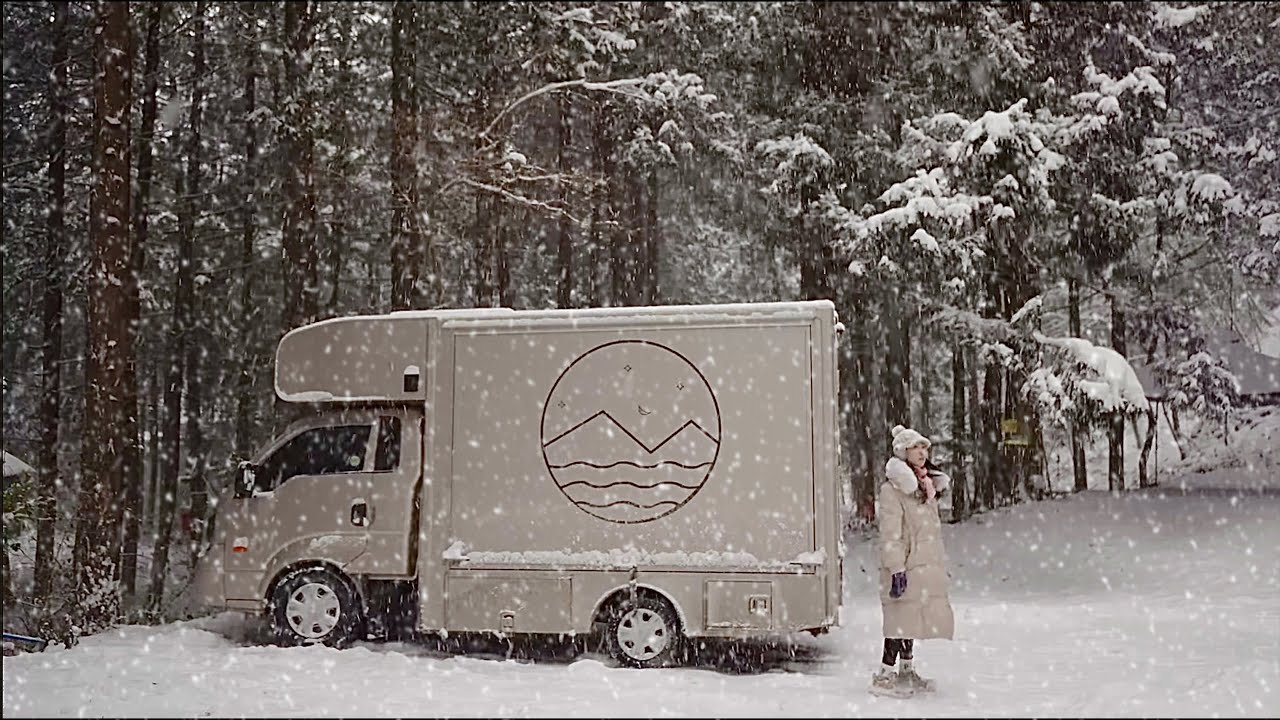 폭설이 쏟아지는 숲에서 트럭으로 따뜻한 설중 그림캠핑 | 눈에 누워버린 트럭