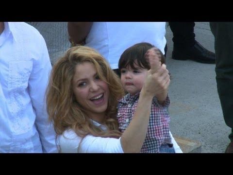 Video: Shakira Fejrer Sin Skole Ved Navn Nr. 1 I Colombia