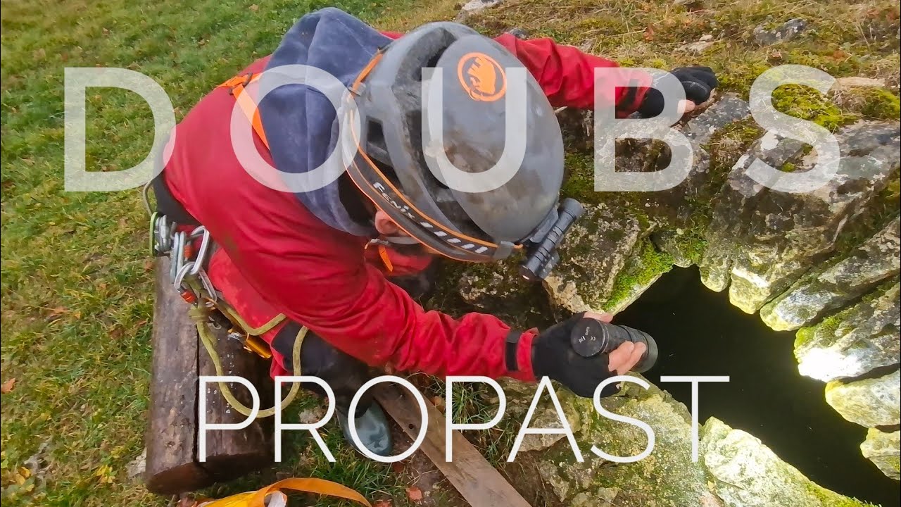 Co se skrývá v díře uprostřed louky? Caving v nádherné oblasti Doubs, problémy s autem.