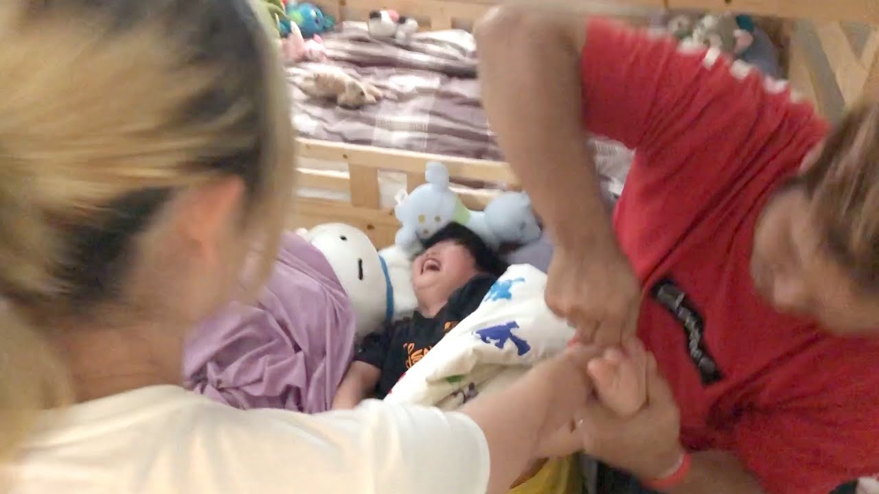 布団の上で遊んでるのは誰だー！！罰を受けるななここ！w【ココロマン普段の様子】