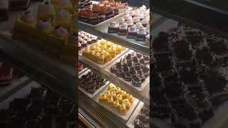Who loves sweet cakes!!!@ayalamallssweetcakes#foodie# #vloggifysmiley #shortvideo