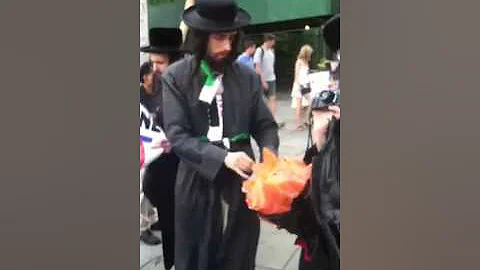 Palestinian Rabbi Abraham Chaim Cheshen burns his ...