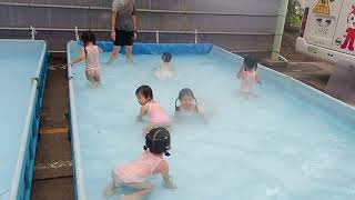 【みさと幼稚園】今日も楽しくプール遊び