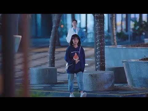 速看EP13💘 灰姑娘扭傷腳卻還去照顧發燒的霸總，守在他在床邊照顧了一整夜，霸總徹底愛上了她