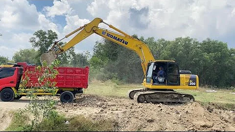 Powerful Komatsu PC200 Excavator Loading Soil Into Big Dump Truck 🚚