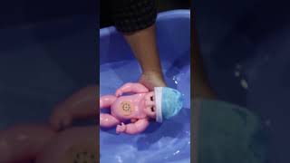 Belajar Memandikan Bayi Pakai Boneka !