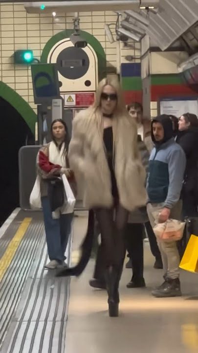 Practicing my catwalk as if I were at London Fashion Week 😭🇬🇧💅🏻