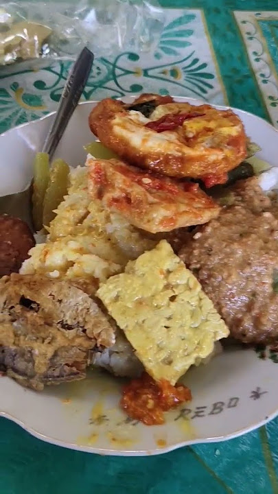 Sarapan pecel  #segopecel #kulinerjatim #surabaya #streetfood #pedagangpinggirjalan