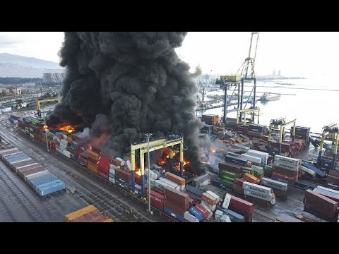 شاهد نشوب حريق كبير في ميناء اسكندرون التركي إثر الزلزال