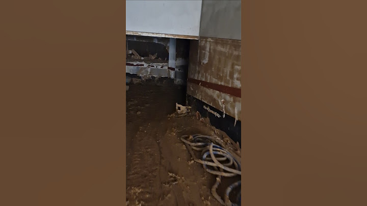 GARAJES de Paiporta-Valencia aún llenos de barro después del paso de la dana el día 3 de diciembre.