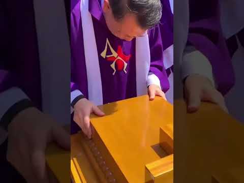 Video Hình ảnh Xúc động Cha Dom Nguyễn Văn Quát trong tang... - youtube