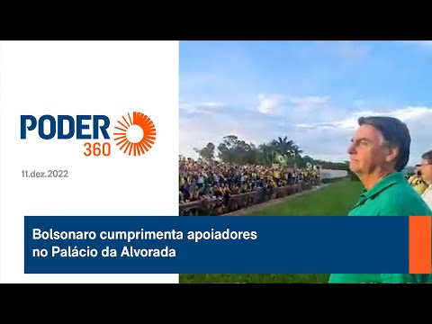 Bolsonaro cumprimenta apoiadores no Palácio da Alvorada