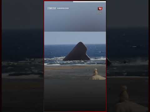 سفينة غارقة تظهر أمام ساحل القصير في البحر الأحمر