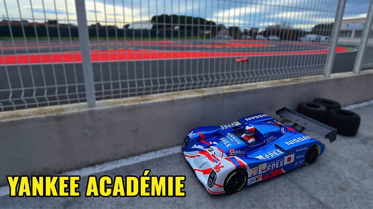 Команда Yankee Courage Concept 92 на стадионе AMO для первого тестового заезда в Академии Yankee ...