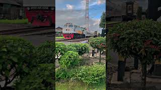 Kereta api brawihaya melewati perlintasan di stasiun ngebruk #superdafnat #keretaapi #brawijaya