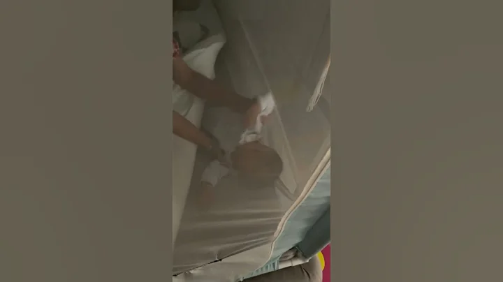睡覺睡到床墊底下去了，就喜歡那種感覺。這是什麼情況，有知道的嗎？ #原諒我不厚道的笑了 - 天天要聞