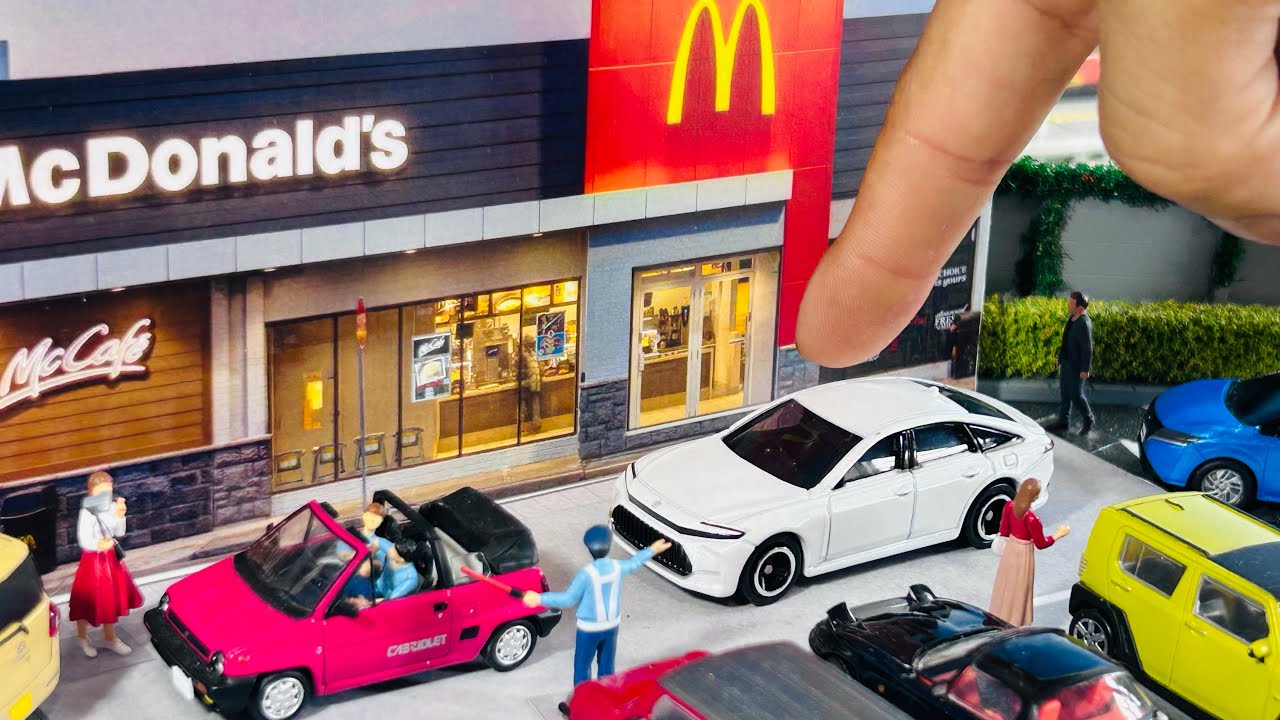 【トミカで再現】マクドナルドのドライブスルーで“地獄の玉突き事故”発生…原因は…？消防訓練中の隊員が駆けつける！