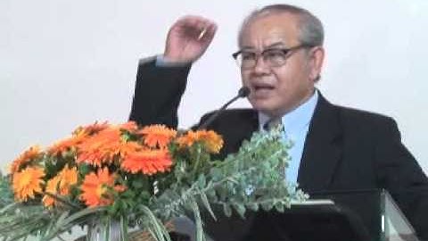 ĐẤT SÉT TRONG TAY THỢ GỐM