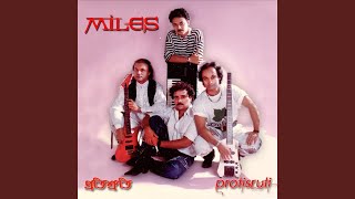 Miniatura del video "Miles - Prothom Premer Moto"