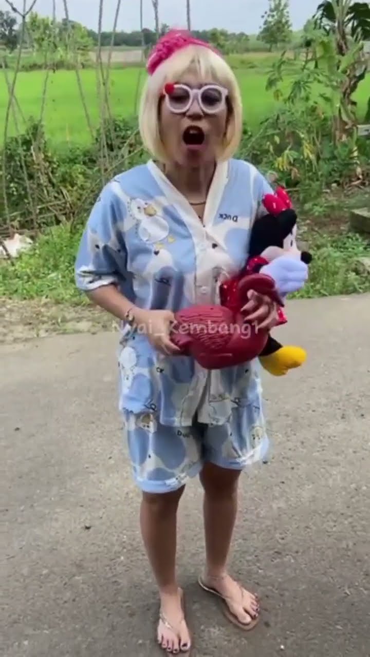 Vidio kocak dan gokil @nyaikembang1nyaikembang1 /celengan dari Tante ?