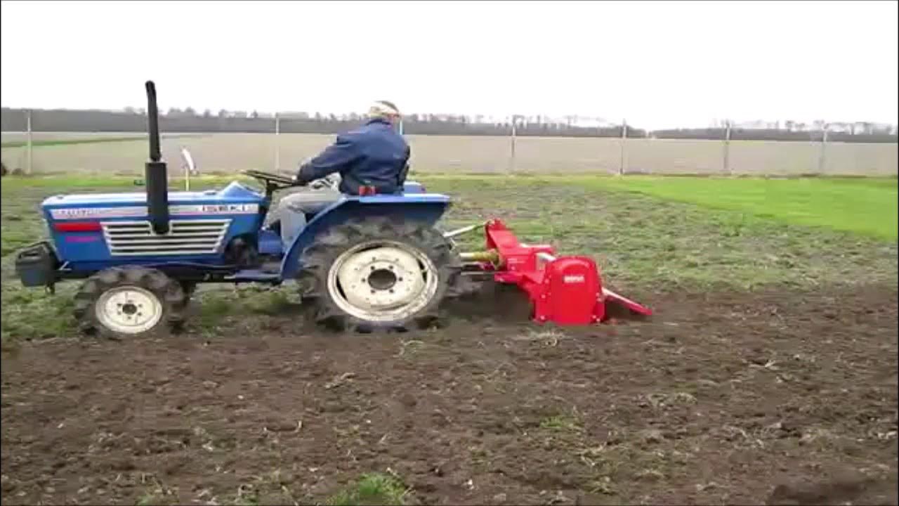 Fraise rotative à tracteur en pleine action avec un tracteur 35 CV