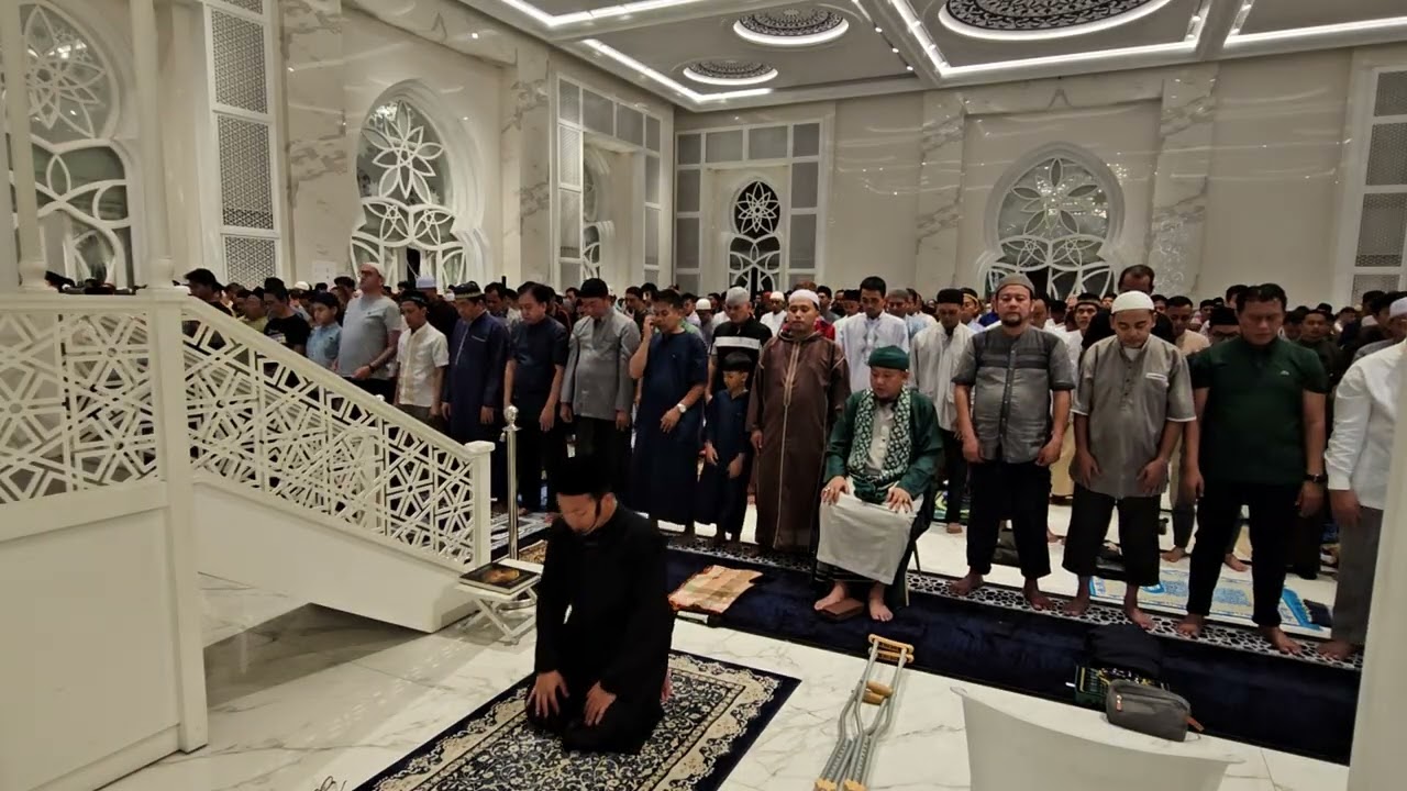 MASJID AT THOHIR, SHOLAT ISYA IMAM UST AKANZI RAMADHON MALAM 11 & BERBAGI MINYAK AL HIKMAH ABAH SUKA