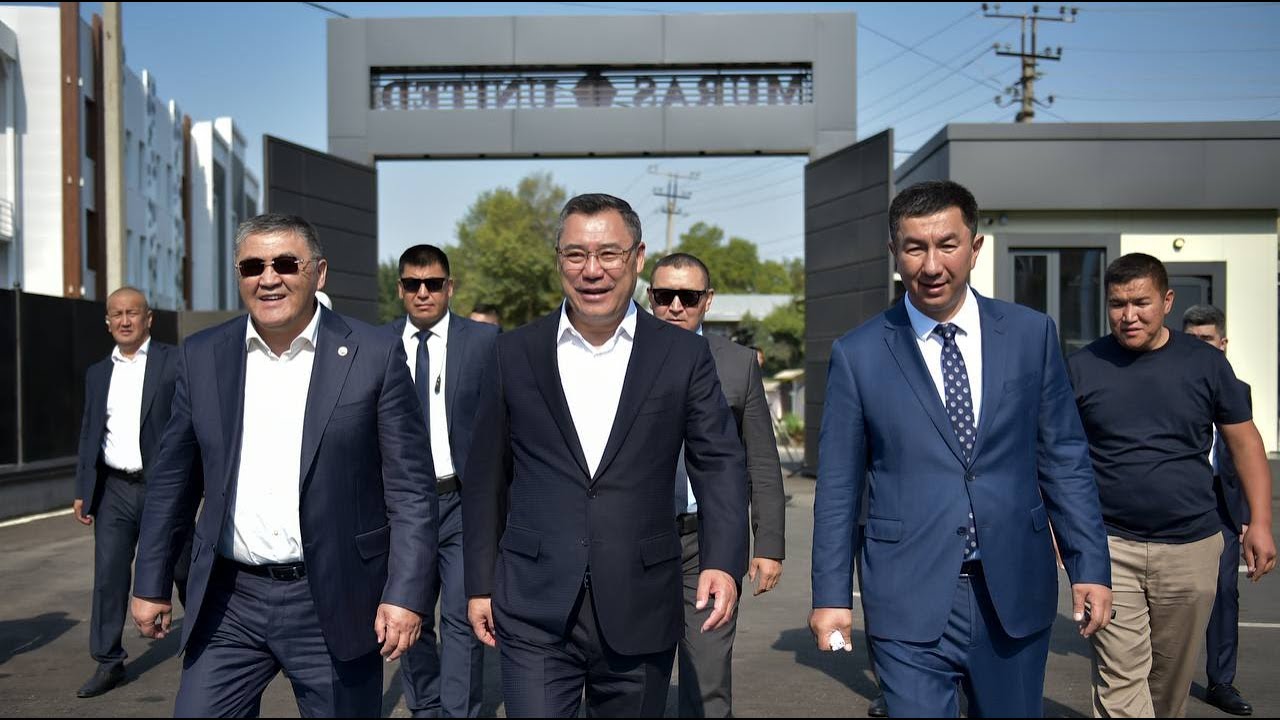 Садыр Жапаров осмотрел новое здание футбольного клуба «Мурас Юнайтед»