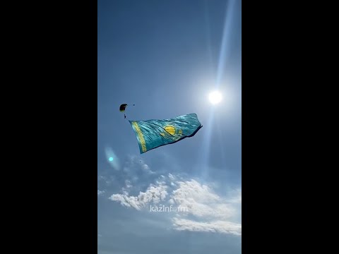 Самый большой флаг Казахстана раскрыли в небе над Алматы