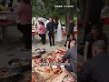 猪肉直接扔水泥地上分,这场分肉大会,藏着多少人不理解的规矩!