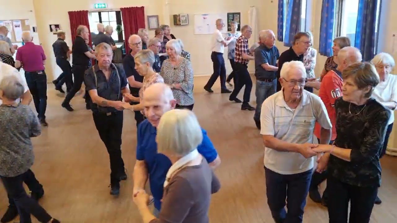 Västerträffen 3/11 2023. Dansen heter Schottis i byn. Speleman Bengt