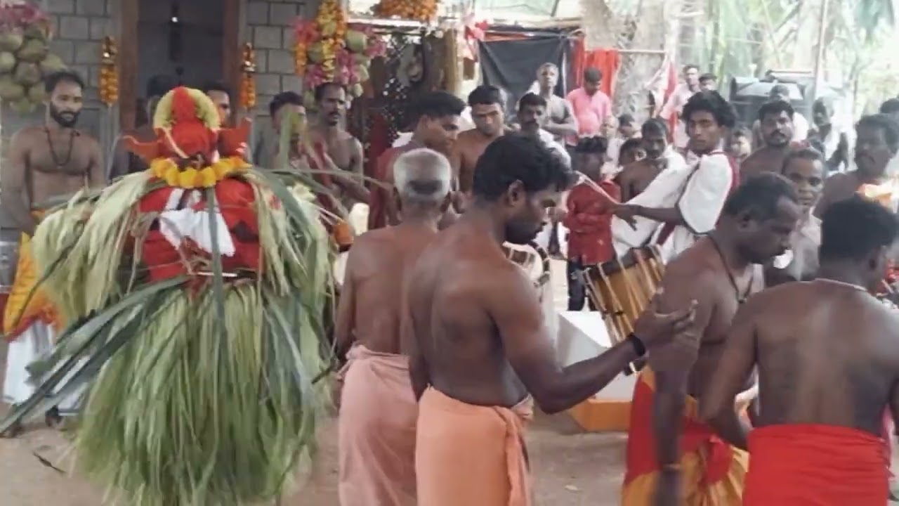 കണ്ടുവോ കുടുംബത്ത് പഞ്ചുരുളിപുറപ്പാട്