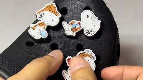 How to Put Jibbitz Easy on Crocs||WGV Vlogs