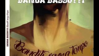 Video thumbnail of "Banda Bassotti Feat. Luca OZulu’ - El Pueblo Unido Jamas Sera Vencido"