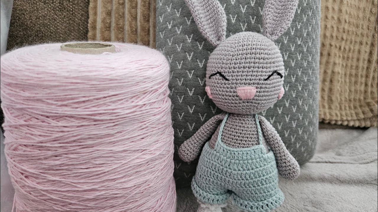 Зайка связан , пробую реглан крючком....