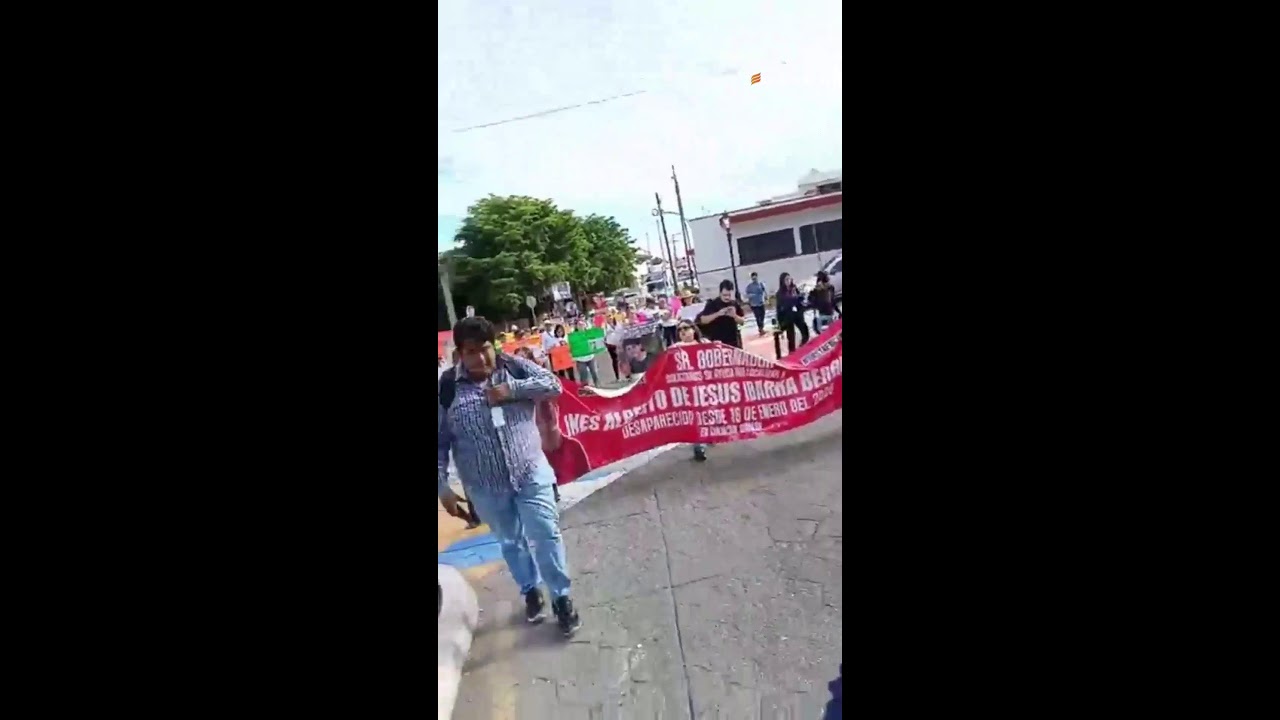 Familiares del joven Inés Alberto de Jesús Ibarra Berrelleza se manifiestan junto a Catedral