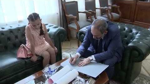 Կոնֆետ լցրա պայուսակդ, որ հետդ տանես...Նիկոլ Փաշինյանի և 10-ամյա Անգելիկայի հանդիպման տեսանյութը