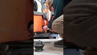 Werkzeug zum Entfernen des Wassertankdeckels bei der Hamm Asphaltwalze HD10C